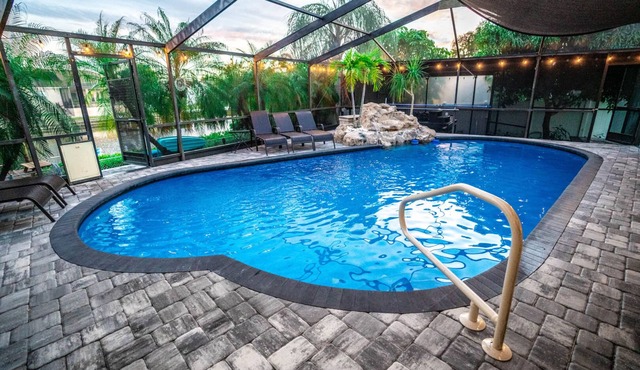 Luxury Palm Tree Two/3 KING BEDS, Put Put golf, HEATED pool, 7 person hot tub