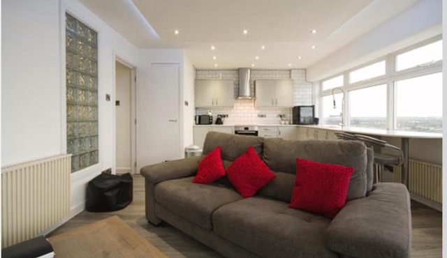 Luxury Panoramic Balcony Swindon Central