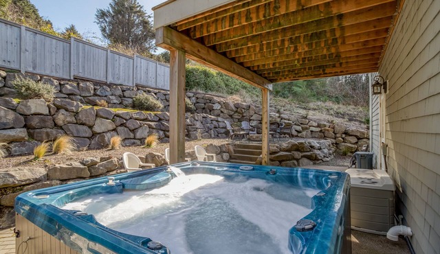 Luxury, Panoramic Sea Views from the Top of Roads End!