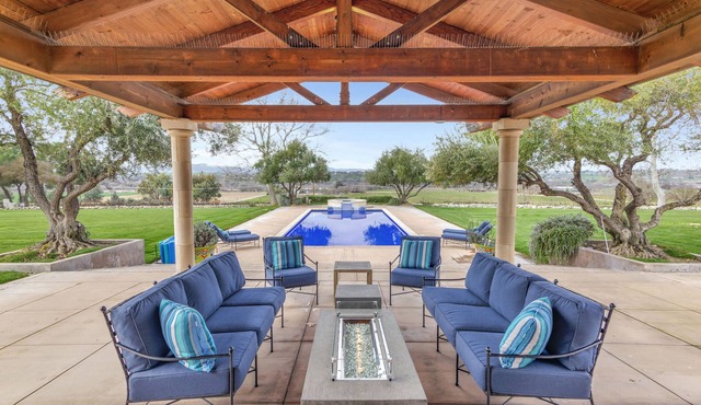 Luxury Paso Villa w/pool, hot tub, ping pong & bocce ball - 10 min to downtown!