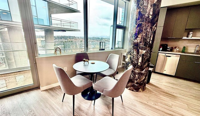 Luxury Patio Suite + Pool + Gym + Lounge + Wi-Fi + Free Parking