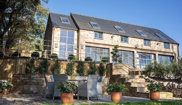 Luxury Peak District Cottage/Barn Carsington Lake views HighSpeed WiFi Hot tub