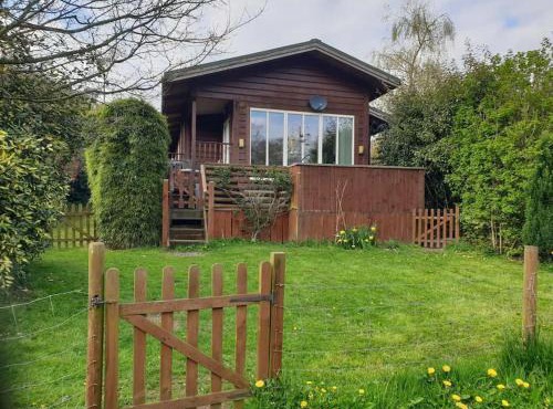Luxury Peak District lodge, hot tub, log burner, nr lake