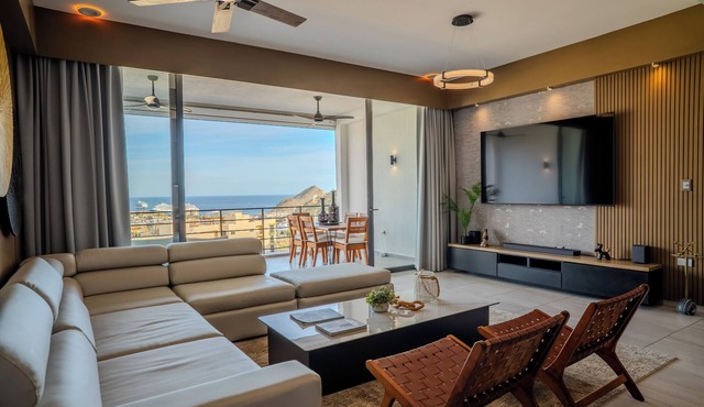 Luxury Penthouse w Rooftop Jacuzzi & Panoramic Views in Cabo - 2 min to Downtown