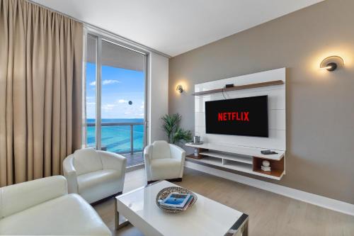 Luxury Penthouse Oasis - Oceanfront Views & Resort Perks