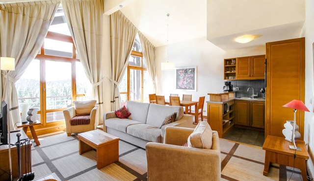 Luxury penthouse 2-bedroom apartment with fireplace and stunning views