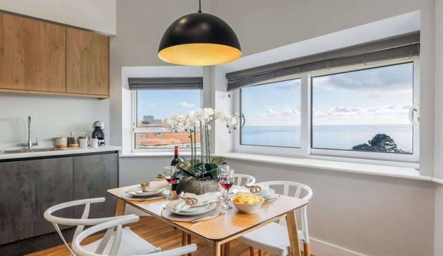 Luxury Penthouse 2-Bed Apt w/Sea View, Gym & PKG