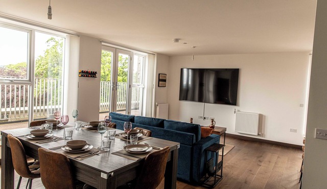 Luxury Penthouse 3 bedroom apartment with parking, 85inc TV and pool table