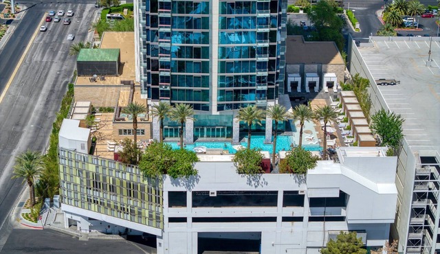 Luxury Penthouse 53rd Floor Breathtaking Strip Views Balcony