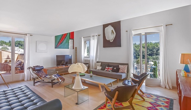 Luxury penthouse apartment in the center of Valbonne village. Lift. Car park