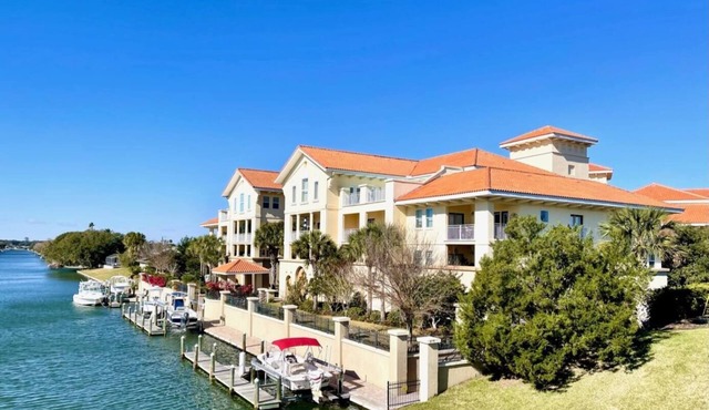 Luxury Penthouse Condo - 2500sf-3BR/3BA-Near Beach