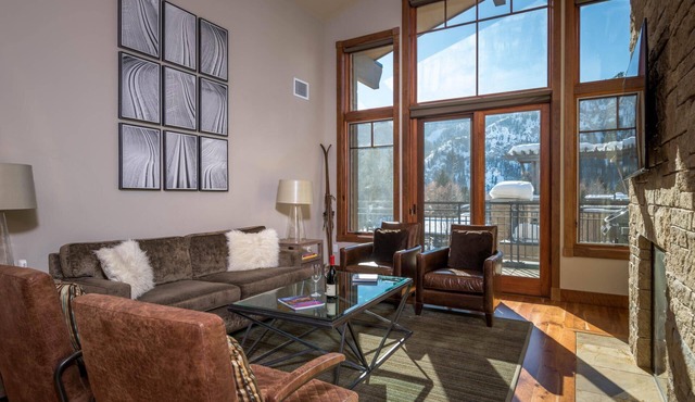 Luxury Penthouse Condo! Mountain Views! Walk to Ketchum!