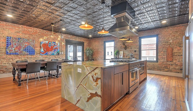 Luxury Penthouse in Downtown Bristol + Cool Patio Sleeps 10 Near Casino/BMS