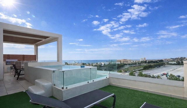 Luxury penthouse with private splash pool, walking distance beach!