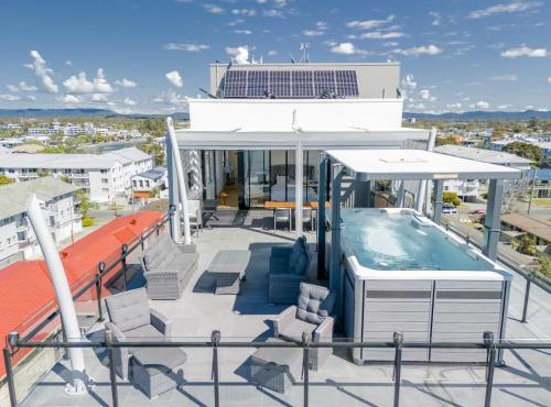 Luxury Penthouse w Hot Tub Views