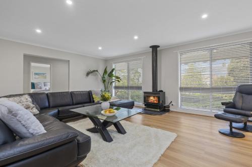 LUXURY PET-FRIENDLY's BENDIGO ACCOMMODATION 4 BEDROOM 2 BATHROOMS ENTIRE HOME WALK TO BENDIGO CBD LAKE EASTER FESTIVAL Bendigo Regional Tennis Centre BRTC Central Deborah Gold Mine Bendigo Art Gallery Golden Dragon Museum Rosalind Park The Great Stupa