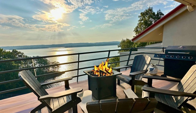 Luxury Pickwick Lake front Villa w/sensational views & boatslip -Sleeps 9