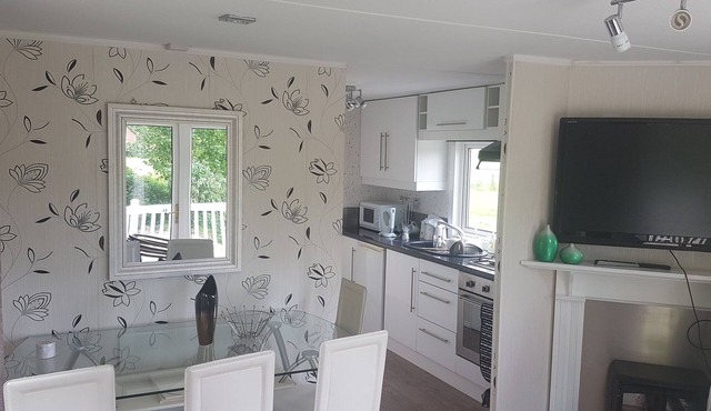 Luxury Pine Wood Lodge, situated in beautiful Dorset Countryside,attractions nr