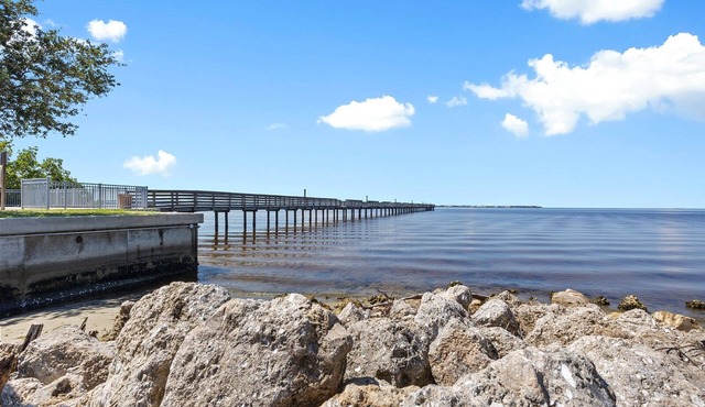 Luxury Place - 23017, one block away from Bayshore Park. 3/4 ml of Punta Gorda.