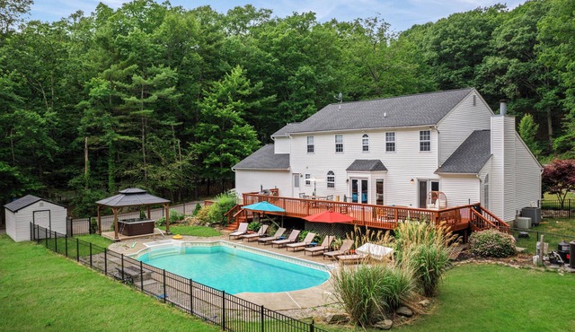 Luxury Poconos Estate, Hot Tub, Game Room, Pets