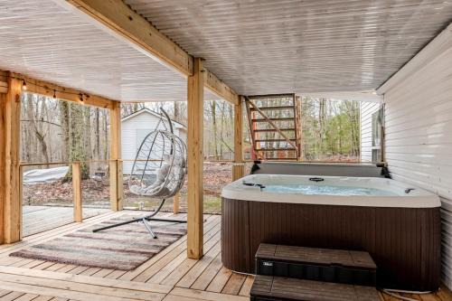 Luxury Poconos Retreat-Hot Tub-Theater Room-Huge Screened-in Deck
