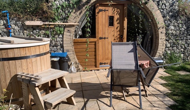 Luxury Pod-Sleeps 2-Hot Tub-Pets-Garden