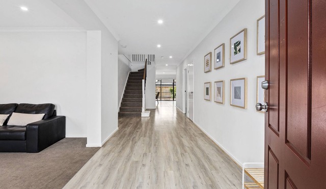 Luxury Point Cook Home 30 mins to Melb CBD!