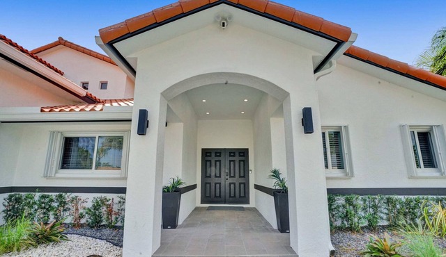 Luxury Pompano Palace Pool And Private Yacht Dock