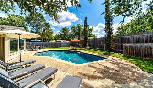 Luxury Poolside Retreat in DFW