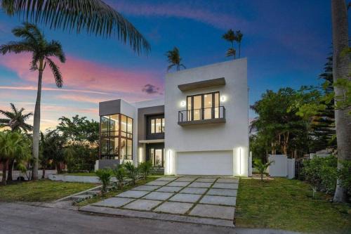 Luxury Pool 4BR Home w Rooftop Near Intracoastal
