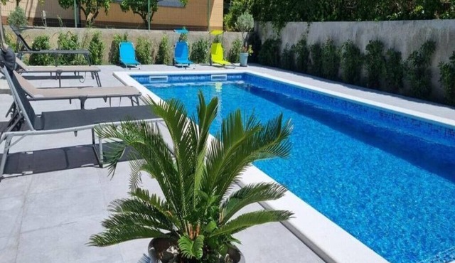 Luxury pool and sauna accommodation in Podstrana