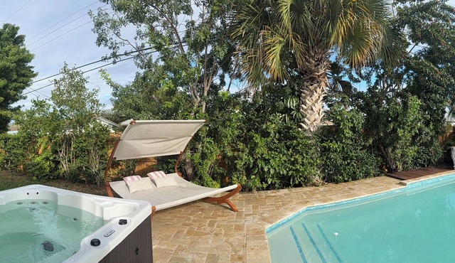 Luxury pool coastal house in Deerfield beach one mile from beach.