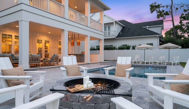 Luxury Pool, Hot Tub, Game Room, Golf Cart + Putting Green + Walk to Beach