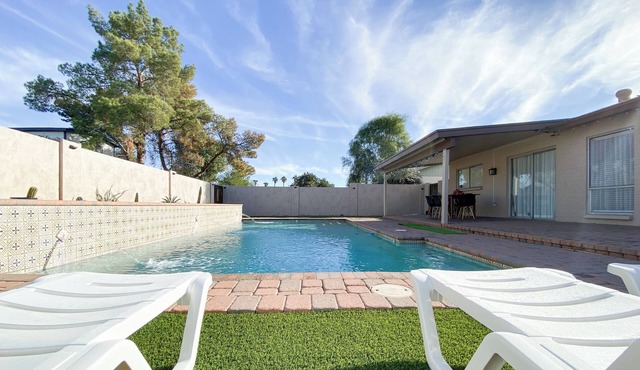 Luxury Pool Home for 10– Near ASU & Airport - BBQ -