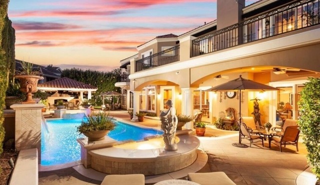 Luxury Pool Home with Movie Theater, Sauna and Gym. Close to Beach!