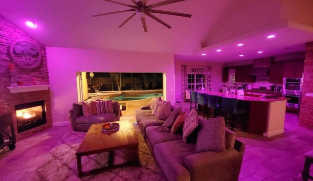 * Luxury Pool * Hot Tub * 86 Inch TV *