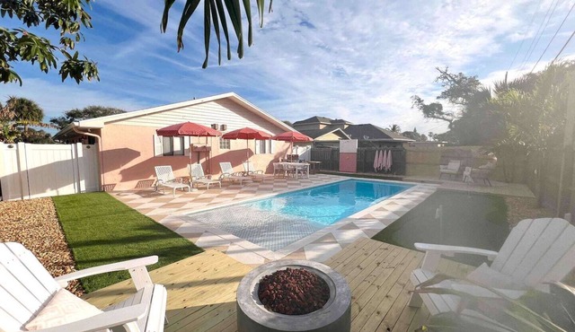 Luxury Pool House 3 Blocks from the Beach, Saltwater Pool, Outdoor Oasis, firepit, sunlounge's, mini putt and close to all the area has to offer.