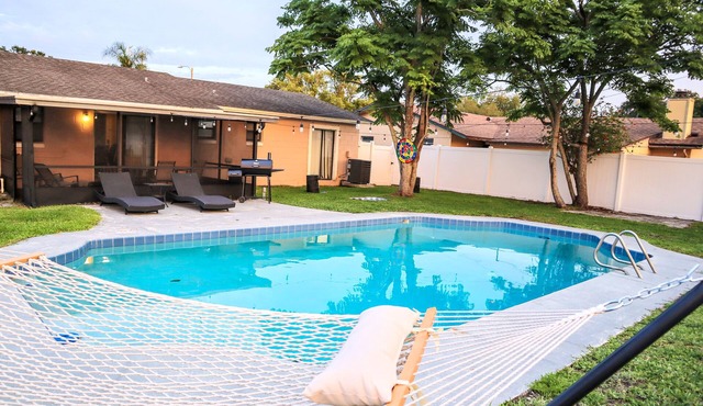 LUXURY POOL🌊 HOUSE🏡 DOWNTOWN🌆 10 MIN / AIRPORT ✈️20 MIN THEME PARKS🎡🎢25 MIN