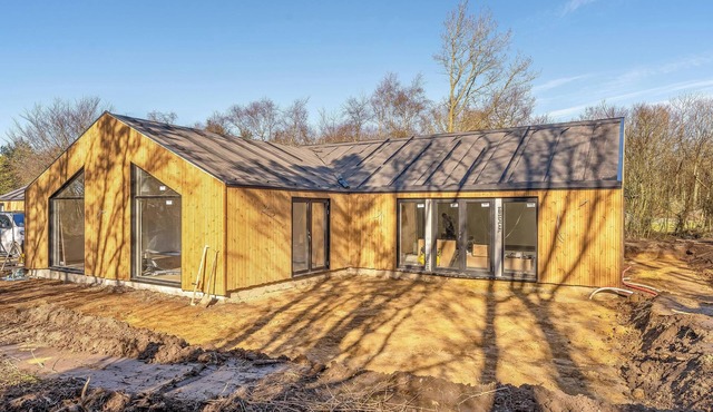 Luxury pool house for 20 people with activity room and 6-person outdoor spa
