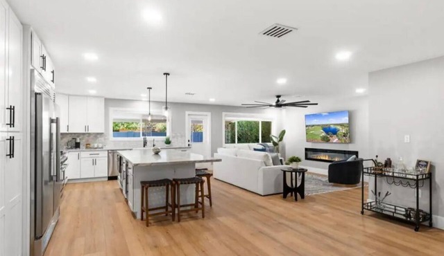 Luxury Pool House mins to ASU with BBQ + Bar, 4 bedrooms, 3 bathrooms Sleeps 10