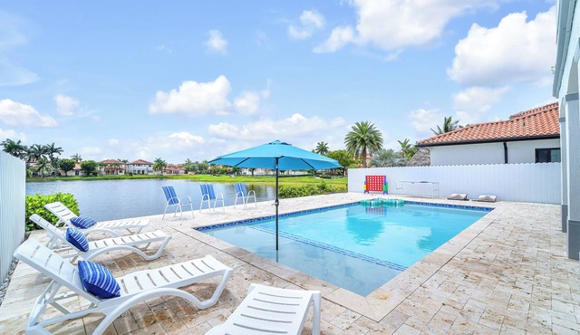 Luxury Pool & Lakefront retreat in miami
