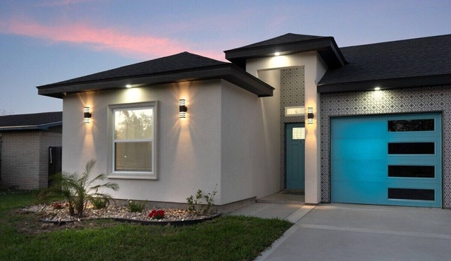 Luxury Pool Oasis w/Tesla Charger*Walk to Hospital