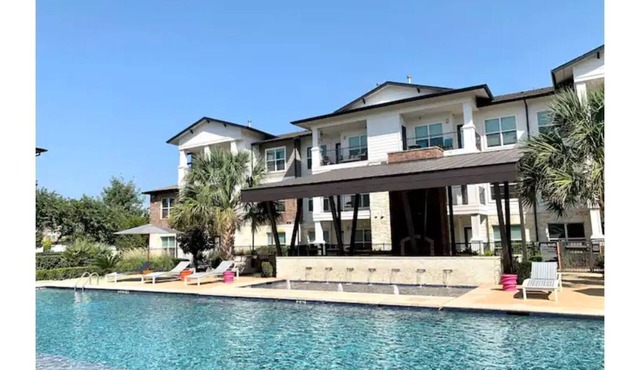 Luxury Pool View, 2x King Beds, 65’TV & Food