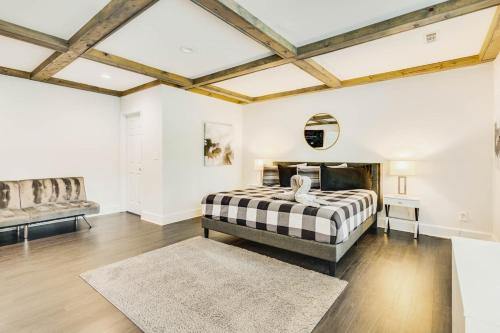 Luxury Poolside 4BR Sanctuary, Sleeps 8