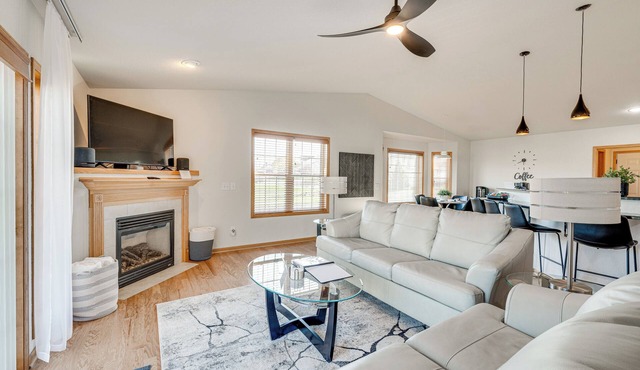 Luxury 'Prairie Retreat': 5 Min from Madison!