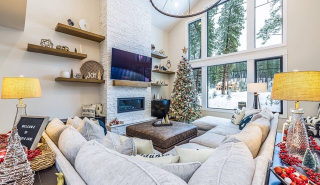 Luxury Premier Home | Spa + Chef’s Kitchen & Early Check-In & Late Checkout