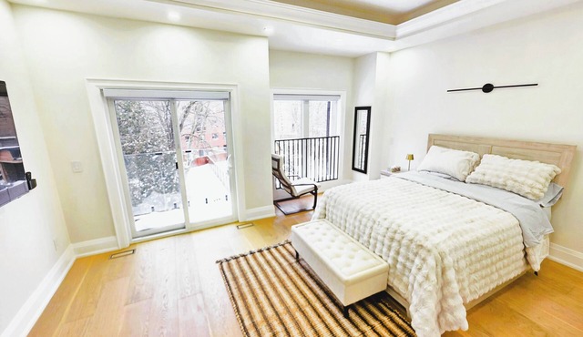 Luxury Premium 4BR Home | Free Parking | Near Downtown Toronto