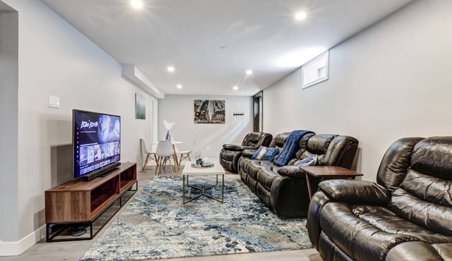 Luxury & private 3 bed basement unit*kitchen*wifi*park*mall