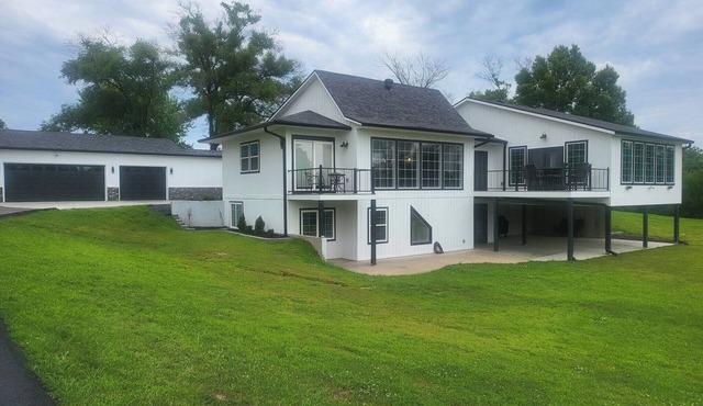 Luxury Private 5-Acre Estate 4BR Sleeps 10 Events Welcome 20min KCI KC