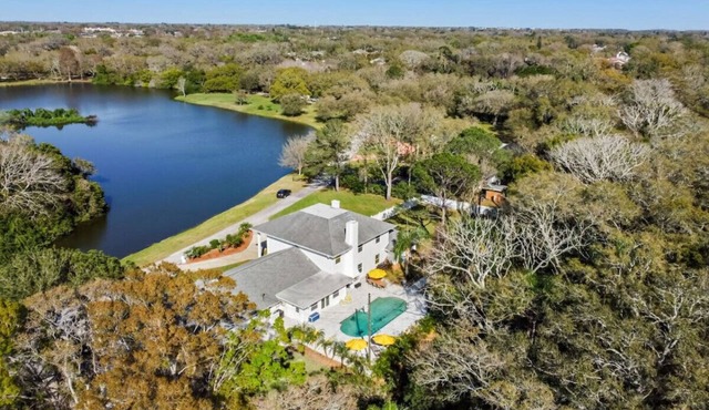 Luxury Private 7BR Lakeside Villa with heated Pool, Putting Green & Fire pit